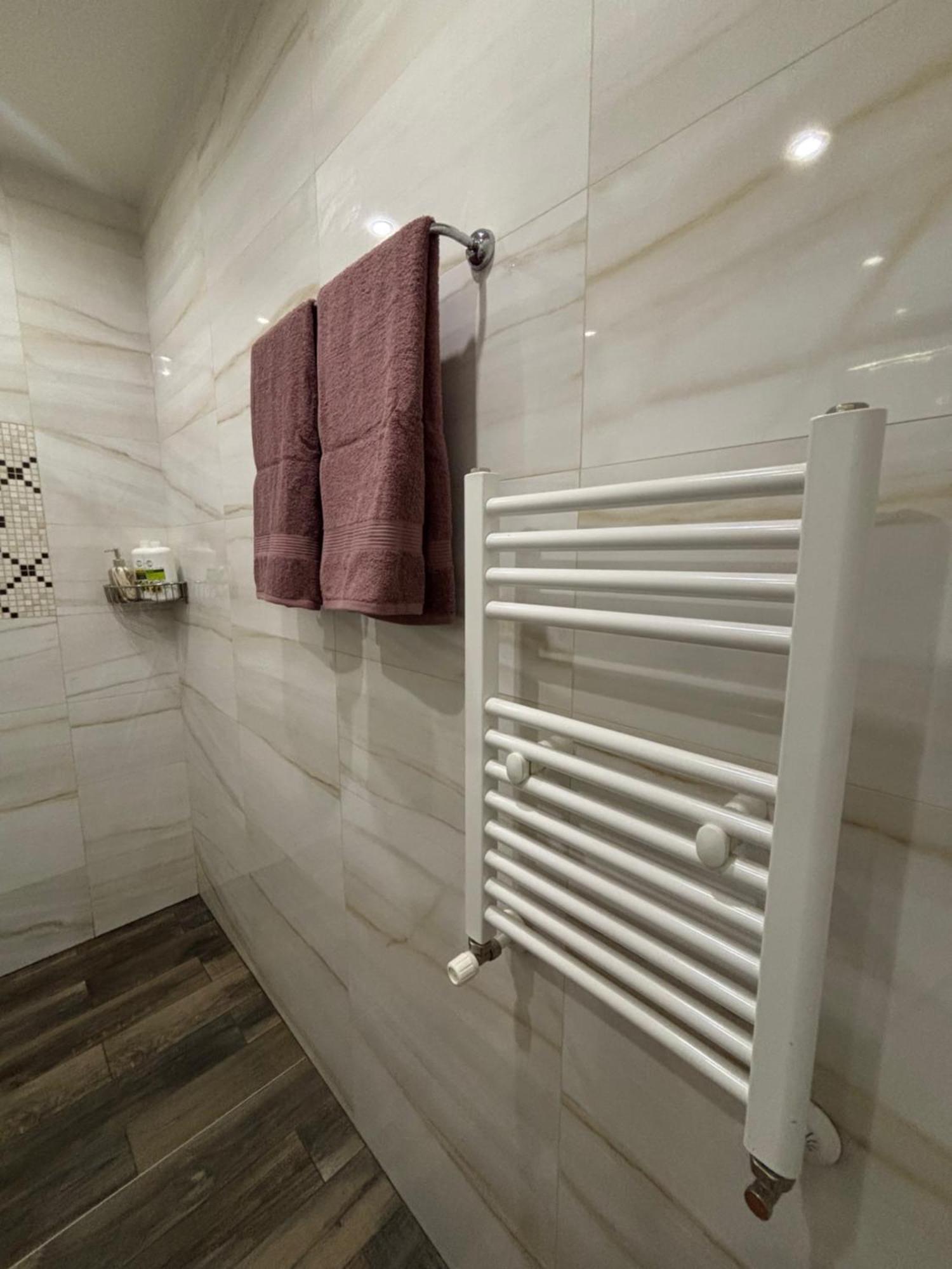 Apartment Modern, Cute And Comfy - Free Private Parking