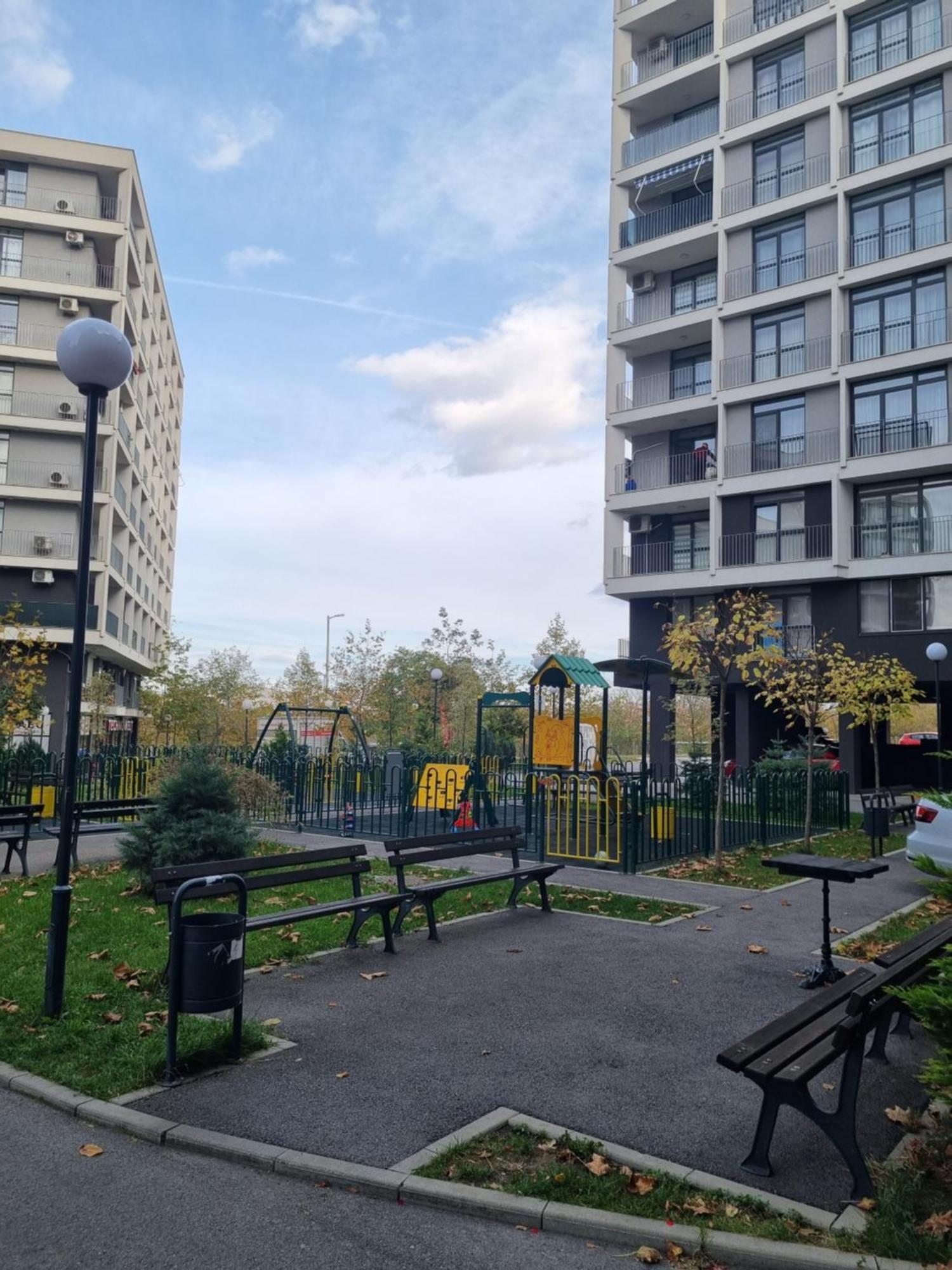 Апартаменти Modern, Cute And Comfy - Free Private Parking